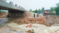 Nước lũ cuốn trôi cầu ở Hà Tĩnh