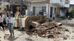 Xe cẩu tông đổ cổng làng, bé trai lớp 3 bị đứt lìa cánh tay
