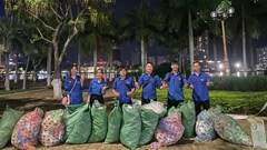 Chung tay dọn rác sau đêm khai mạc Lễ hội pháo hoa quốc tế Đà Nẵng