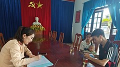 Cảnh sát giao thông kịp thời hỗ trợ một gia đình bị nhà xe bỏ rơi giữa đường