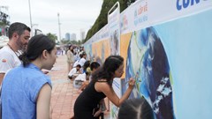 Đà Nẵng:  Người dân và du khách cùng nhau vẽ bức tranh dài nhất Việt Nam