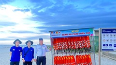 Người dân Đà Nẵng thú vị với mô hình “Trạm áo phao miễn phí” trên bãi biển