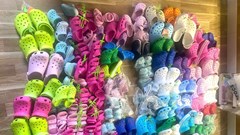 Tạm giữ 271 đôi dép giả gắn nhãn hiệu CROCS