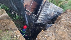 Xe tải lao xuống chân cầu cao tốc La Sơn -Túy Loan