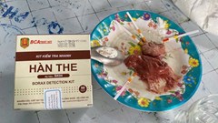 Khởi tố 2 vợ chồng chủ cơ sở sản xuất gần tấn chả có chứa hàn the