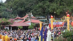 Lễ vía Đức Bồ Tát Quán Thế Âm thu hút hàng vạn người dân và du khách