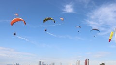 Đề xuất kéo dài thí điểm hoạt động kinh doanh dù lượn không động cơ 