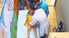 Khẩn cấp cứu nguy cháu bé 12 tháng tuổi tím tái vì sặc sữa