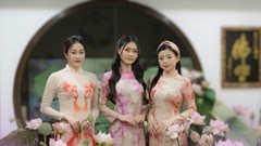 Thí sinh Người đẹp Áo dài và Sen 2024 duyên dáng trong tà áo dài lụa