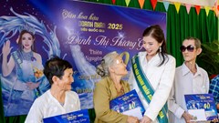 Hoa hậu Hương Giang và hành trình “Trao gửi yêu thương”