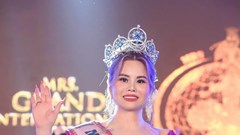 Tiến sĩ côn trùng học giành vương miện Mrs Supranational 2025