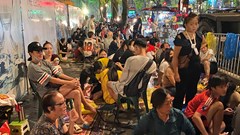 “Cắm trại” xuyên đêm chờ nhận vé concert “80 năm Hành trình Độc lập – Tự do – Hạnh phúc”