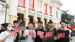 Khán giả rạng rỡ khi nhận được vé miễn phí sáng nay