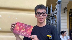 Hàng nghìn khán giả kiên nhẫn ngồi chờ qua đêm