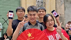 Tái hiện biển người xếp hàng chờ nhận vé