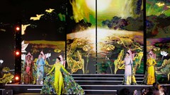 NTK Thoa Trần kể chuyện “Hà Nội 12 mùa hoa” trên tà áo dài