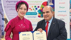 Sao Mai Huyền Trang nhận danh hiệu “Nghệ sĩ tiên phong gìn giữ và phát huy âm nhạc dân gian 2026” tại Hy Lạp