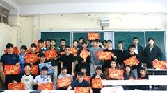 Nhiều trường đại học lì xì, hỗ trợ vé xe Tết cho sinh viên
