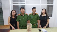 Công an phường ở Cần Thơ hỗ trợ người dân trả lại gần một tỉ đồng chuyển nhầm