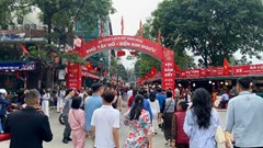 Phủ Tây Hồ tấp nập ngày đầu xuân Bính Ngọ 2026