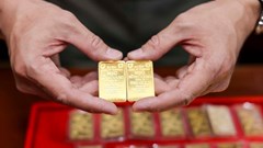 Giá vàng giảm khi đồng USD mạnh lên và rủi ro lạm phát gia tăng