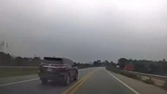 Xử phạt tài xế xe biển xanh vượt ẩu trên cao tốc Nội Bài - Lào Cai