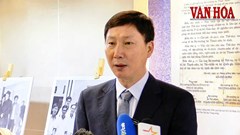 HLV Kim Sang-sik hướng tới cột mốc mới cùng tuyển Việt Nam