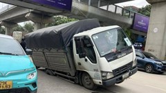 Xe tải sụt hố trên đường Nguyễn Trãi 