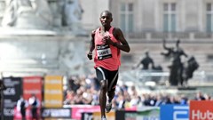 Sabastian Sawe lập kỷ lục môn marathon khi chạy 42km dưới 2 giờ