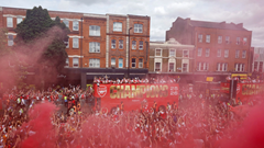 Biển người diễu hành mừng cúp vô địch Ngoại hạng Anh của Arsenal