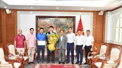 Thủ tướng Lê Minh Hưng tặng quà và chúc mừng ĐT Việt Nam giành chức vô địch ASEAN Hyundai Cup 2026