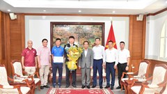 Thủ tướng Lê Minh Hưng tặng quà, gửi gắm kỳ vọng tới ĐT Việt Nam