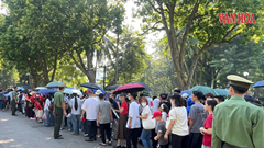 Xúc động hình ảnh hàng vạn người dân kiên nhẫn xếp hàng vào Lăng viếng Bác ngày 2.9
