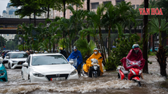 Hà Nội: Mưa lớn gây ngập nhiều tuyến phố, các trạm bơm vận hành hết công suất