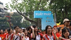 Người dân chạy bộ quanh hồ Hoàn Kiếm hưởng ứng phong trào tập luyện thể thao