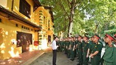 Lực lượng tham gia diễu binh Quốc khánh 2.9  tham quan Khu Di tích Chủ tịch Hồ Chí Minh 