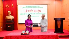 Người cận vệ của Bác Hồ tặng hai hiện vật quý cho Khu Di tích Chủ tịch Hồ Chí Minh tại Phủ Chủ tịch