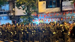 Phố phường ngân vang nhịp bước hào hùng