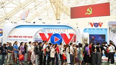 Du khách háo hức trải nghiệm “Thanh âm lịch sử” tại Triển lãm Thành tựu đất nước