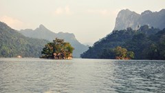 Giữ “viên ngọc xanh Hồ Ba Bể” trước tăng trưởng “nóng” về du lịch