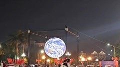 Giới trẻ phát sốt với “quả địa cầu khổng lồ” ở Hồ Tây