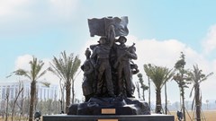 Hoàn thành trưng bày cụm tượng Tình đoàn kết hữu nghị Việt Nam - Lào 