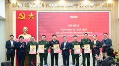 Báo Nhân Dân trao tặng 40.000 tờ báo Xuân cho cán bộ, chiến sĩ biên giới, hải đảo