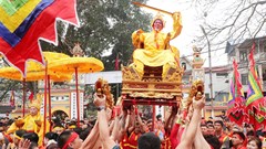 Đặc sắc màn rước kiệu “vua, chúa sống” độc nhất vô nhị tại Lễ hội Đền Sái