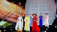 Độc đáo bộ sưu tập áo dài được làm từ hàng nghìn sợi tơ sen 