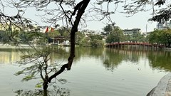 Hồ Gươm tấp nập du khách ngày nghỉ lễ