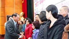 Tặng quà cho đoàn viên, người lao động có hoàn cảnh khó khăn