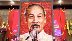 Bức chân dung Bác Hồ ghép từ hàng vạn đoá sen