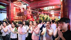 Hàng ngàn sĩ tử đổ về Văn Miếu – Quốc Tử Giám cầu may