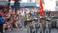 Hình ảnh đẹp nhất là đoàn quân đi trong vòng tay của nhân dân